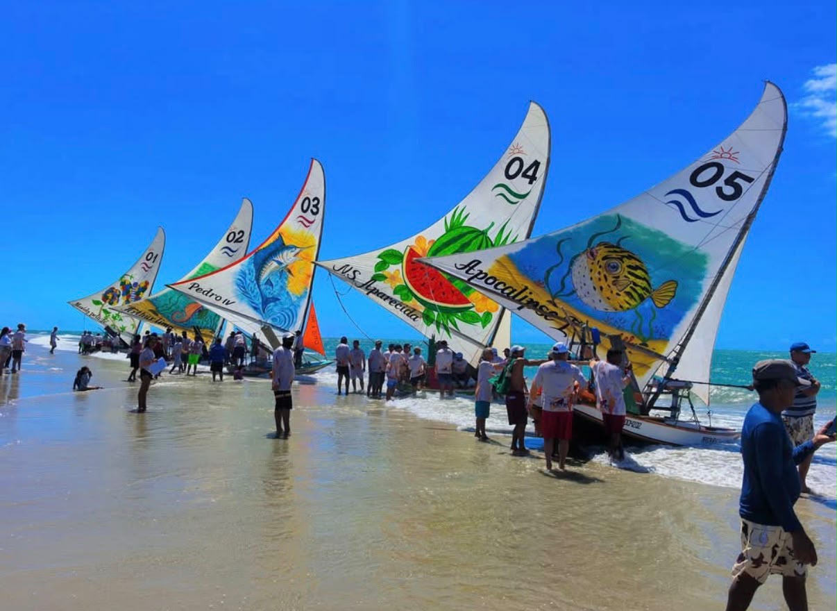 Jangadas alignées sur le sable avant le départ de la Regata do Pontal