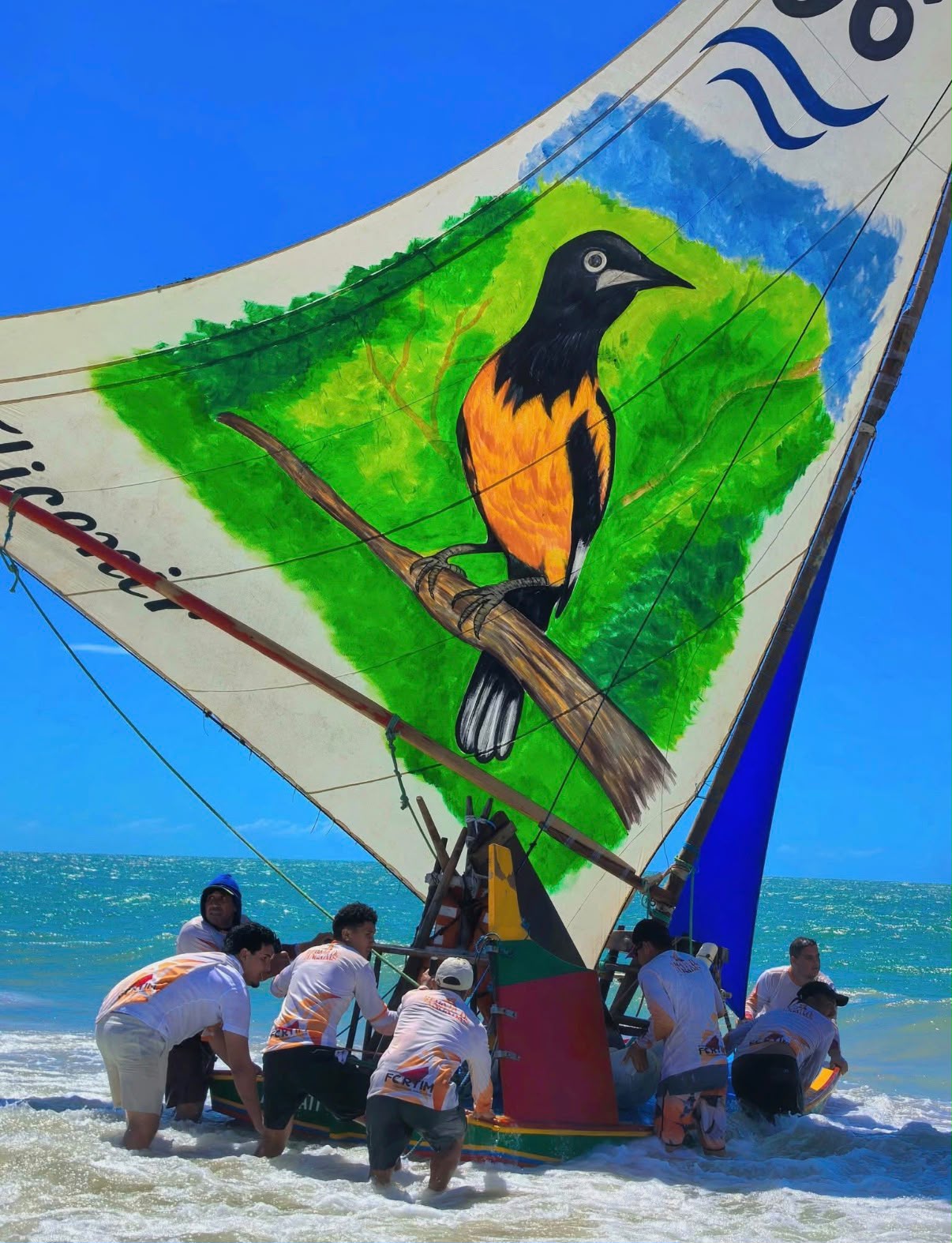 Le village de Pontal de Maceió réuni sur le sable sous les toiles colorées