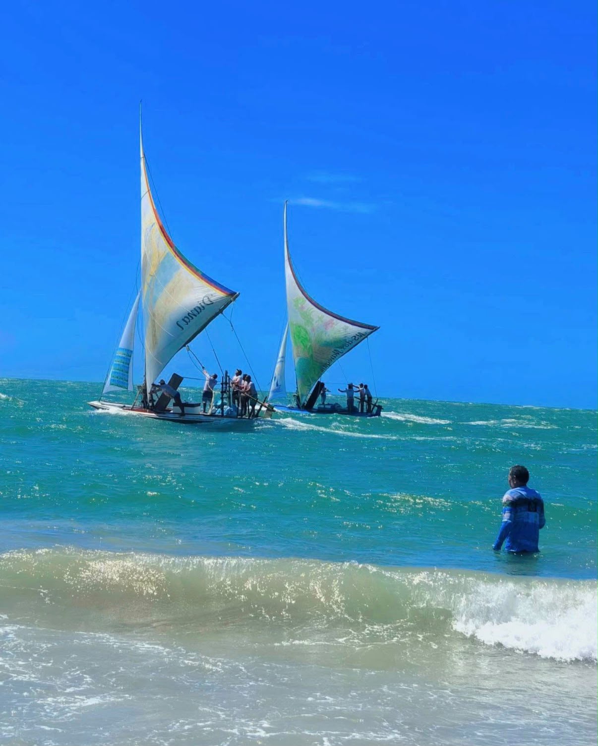 Voiles de jangadas peintes à la main, alignées sur la plage du village de pêcheurs